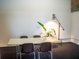 Besprechungsraum mit Besprechungstisch